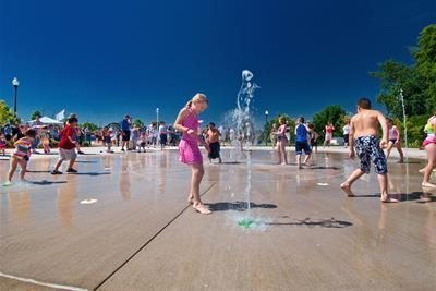 children playing at Riverfront Park splash fountain