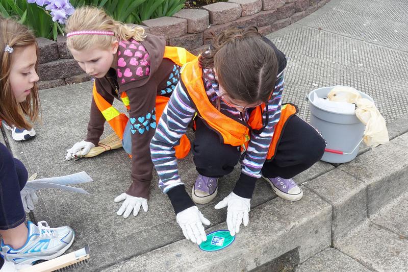 young-volunteers-work-together-to-place-a-storm-drain-marker_web_1600x1067_color