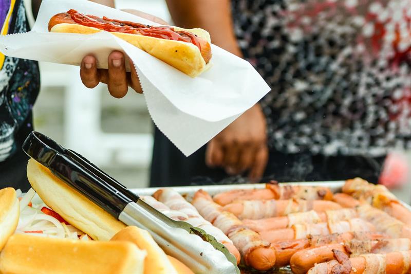 hotdog-on-bun-with-bacon_web_1600x1067_color
